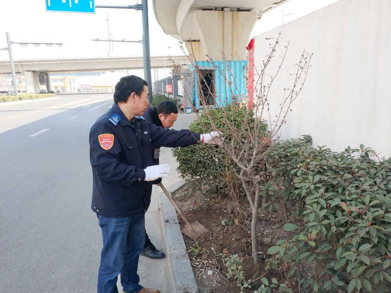 公交集团公交事业二部开展义务植树活动 绿化场站环境